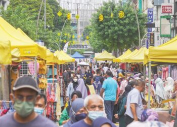 EKONOMI negara kembali rancak selepas kerajaan membenarkan pembukaan semua sektor dan sempadan, selain menyediakan pelbagai insentif kepada rakyat dan perniagaan yang terjejas. – GAMBAR HIASAN