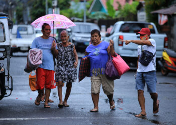 HAMPIR 9,000 penduduk terpaksa meninggalkan kediaman selepas Taufan Molave melanda Filipina. - AFP