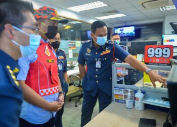 REEZAL Merican Naina Merican diberi taklimat ketika hadir ke Ibu Pejabat Bomba dan Penyelamat Putrajaya. - GAMBAR FB REEZAL MERICAN