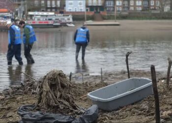 SEBAHAGIAN daripada tisu basah yang dikeluarkan dari Sungai Thames. - AGENSI