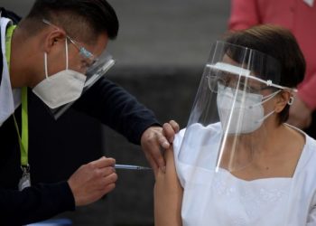 SEORANG petugas perubatan menerima suntikan pertama vaksin Covid-19 keluaran Pfizer-BioNTech di sebuah hospital di bandar Mexico, baru-baru ini. - AFP