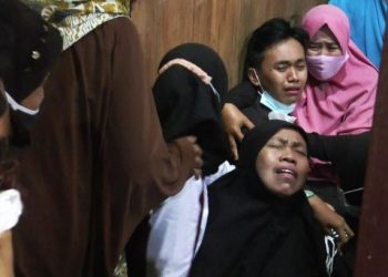 JENAZAH Titik Sukamti yang maut dalam satu kemalangan jalan raya tragis di Pulau Pinang, disambut dengan tangisan ahli keluarga. - KOMPAS.COM 