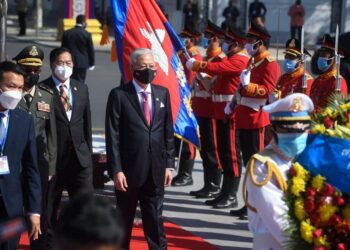 ISMAIL Sabri Yaakob melakukan acara lintas hormat diringi Perdana Menteri Kemboja, Samdech Techo Hun Sen di Peace Palace Phnom Penh, Kemboja hari ini.