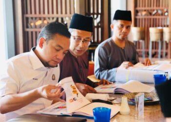 ONN Hafiz Ghazi meneliti dokumen mengenai bantuan untuk Bangsa Johor dalam pertemuan bersama Majlis Agama Islam Johor. - FACEBOOK ONN HAFIZ