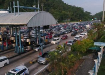 iSMAIL Sabri Yaakob mengingatkan rakyat supaya berhati-hati ketika memandu pulang ke kampung halaman.