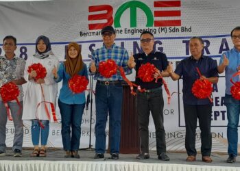 SAMSOLBARI JAMALI (empat dari kanan) melancarkan kapal pukat tunda besi pertama yang dikeluarkan syarikat tLBenzmark Marine Engineering (M) Sdn Bhd di Perairan Tanjung Buai, Kota Tinggi.