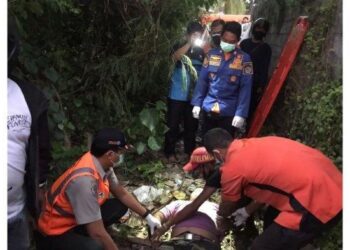 PASUKAN keselamatan membawa naik jenazah Abdul Hamid yang terjatuh ke dalam lombong dan lemas ketika memancing di Denpasar, Bali. - AGENSI