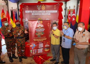 KHIRUDIN Drahman (dua kiri) dan Dr. Sim Kui Hian (tiga, kanan) dalam Majlis Pelancaran Kempen Keselamatan Kebakaran Sempena Tahun Baharu Cina 2022 di Balai Bomba dan Penyelamat Padungan, di Kuching hari ini.