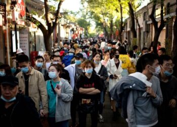 ORANG ramai berjalan di kawasan membeli-belah semasa cuti umum Golden Week di Beijing. - AFP