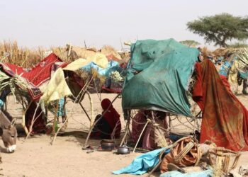 SEORANG wanita Sudan berehat di bawah khemah buatan sendiri selepas tiba di Chad.-AGENSI/UNHCR