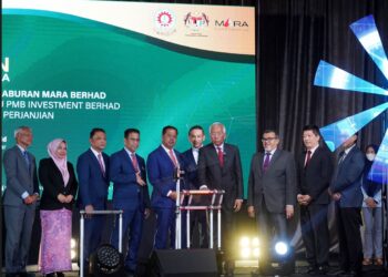 MAHDZIR Khalid melancarkan dana baharu PMB Investment Berhad sempena sambutan Ulang Tahun Ke-55 Pelaburan MARA Berhad di Kuala Lumpur, hari ini. - UTUSAN/FAUZI BAHARUDIN