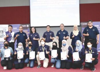 PESERTA bergambar bersama Ketua Pengarah Pendidikan Tinggi, Prof. Datuk Dr. Husaini Omar (berdiri,
tengah) dan Ahmad Dasuki Abdul Majid (berdiri, tiga kanan) selepas penyampaian sijil penyertaan program
FLICK.