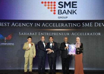 Wakil SME Bank menerima trofi kemenangan Lang International Corporate Titan Awards (LICTA) untuk Agensi Terbaik Mempercepatkan Pembangunan PKS.