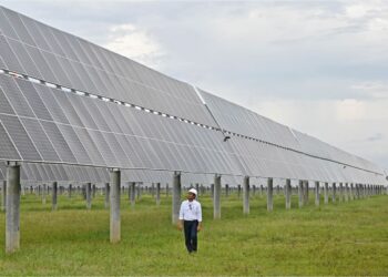 TENAGA boleh baharu seperti solar berupaya mengurangkan penggantungan negara kepada sumber tenaga konvensional. – GAMBAR HIASAN