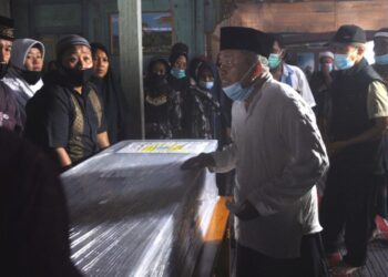 AHLI keluarga menangis melihat jenazah Titik Sukamti yang tiba di kediamannya di Nambuhan, Jawa Tengah, Indonesia. - KOMPAS.COM