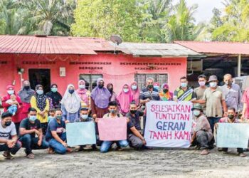 PENDUDUK mengadakan perhimpunan bagi menuntut hak milik tanah di Kampung Melayu Sungai Cawang Batu 7 Dalam, Changkat Jong, Teluk Intan, Perak. - UTUSAN/AIN SAFRE BIDIN