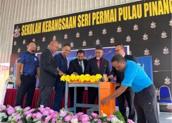 NAIB Presiden Komunikasi dan CSR Bank Rakyat, Nizam Abu Samah (tengah) pada majlis pelancaran Smart and Easy Table (SnET) di SK Seri Permai, Pulau Pinang, baru-baru ini.