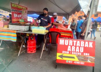 MD. Azam Md. Ali menyiapkan martabak kepada para pelanggan di gerai Martabak Arau di bazar Ramadan Arau, Perlis. – UTUSAN/MOHD. HAFIZ. ABD. MUTALIB