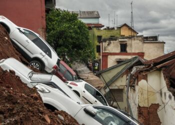 SEJUMLAH kenderaan musnah akibat Ribut Tropika Ana yang membadai Afrika Selatan. - AFP