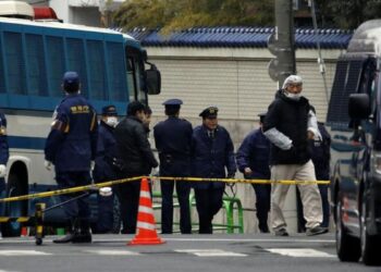 PASUKAN polis berkawal di lokasi kejadian selepas seorang lelaki menjadikan seorang doktor sebagai tebusan di bandar Fujimino, Tokyo, Jepun. - AGENSI