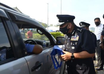 MIOR  Faridalathrash Wahid menyampaikan cenderahati dan risalah kepada pengguna lebuh raya pada Majlis Pelancaran Op Selamat 17 sempena Tahun Baru Cina 2022 di Plaza Tol Ipoh Selatan, Ipoh hari ini. - UTUSAN/ZULFACHRI ZULKIFLI