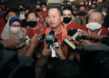 PETER Anthony (dua kanan) semasa program santai bersama masyarakat di Dewan Sri Antanom, Tenom hari ini.