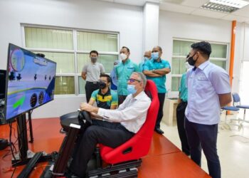 DR PETER Blomeyer mencuba alat driving simulator di makmal  ketika berkunjung ke UMP di Pekan, Pahang.