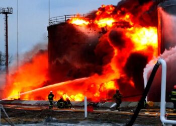 PASUKAN bomba berusaha memadam kebakaran di sebuah kemudahan menyimpan bahan api akibat terkena bedilan peluru berpandu Rusia di bandar Lviv, Ukraine. - AFP