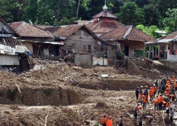 KEADAAN kawasan perkampungan di Bogor yang dilanda tanah runtuh baru-baru ini.-AGENSI