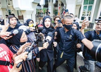 DIANA Danielle dikerumuni media di Mahkamah Rendah Syariah Petaling, Shah Alam berikutan kes perceraian bersama suaminya, Farid Kamil. - UTUSAN/AFIQ RAZALI