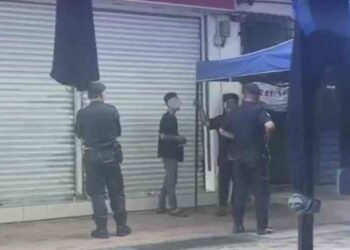 TANGKAP layar video tular menunjukkan anggota polis menerima sesuatu daripada orang awam di Sandakan