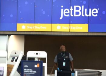 EJEN tiket pesawat Jet Blue Airways menunggu penumpang melakukan proses daftar masuk di Lapangan Terbang Antarabangsa San Francisco, California. -AFP 