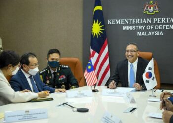 HISHAMMUDDIN Tun Hussein menandatangani MoU bersama Suh Wook secara maya ketika mengadakan mesyuarat dua hala secara hibrid yang turut disertai Duta Besar Korea Selatan ke Malaysia, Lee Chi-beom (dua dari kiri) di Wisma Pertahanan, Kuala Lumpur.