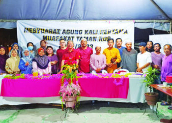 ANTARA penduduk Taman Ros, Batu Pahat yang hadir majlis ramah mesra dan makan malam perpaduan yang dianjurkan Badan Muafakat Taman Ros, 
baru-baru ini.