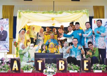 MAZLIN Mat (duduk) diraikan pada Majlis Sanjungan Kasih Kalungan Budi sempena persaraan 
di SMK Hosba, Kedah.