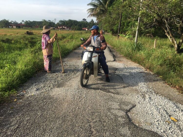 Penduduk Ambil Inisiatif Sendiri Baiki Jalan Rosak