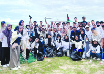 PESERTA Program Walk for Clean 2023 bergambar kenangan di Pantai Tanjung Dawai, Sungai Petani, Kedah baru-baru ini. 
– UTUSAN/ABD RAZAK OSMAN