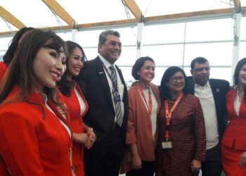 Gambar fail, Rafidah Aziz bersama Tony Fernandes (dua dari kanan) dan kakitangan AirAsia selepas majlis Anugerah Skytrax Penerbangan Dunia di Pameran Udara Antarabangsa Farnborough 2016 di London.