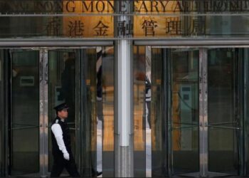 DASAR monetari Hong Kong bergerak seiring dengan AS, kerana mata wang negara itu ditambat kepada dolar AS dalam julat yang kecil. - GAMBAR HIASAN