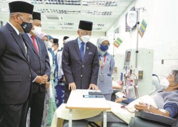 AL-SULTAN Abdullah Ri'ayatuddin Al-Mustafa Billah Shah berkenan menyantuni pesakit ketika berangkat ke majlis perasmian Pusat Hemodialisis Yayasan Al-Sultan Abdullah (YASA) Taman Melati. - UTUSAN/FARIZ RUSADIO