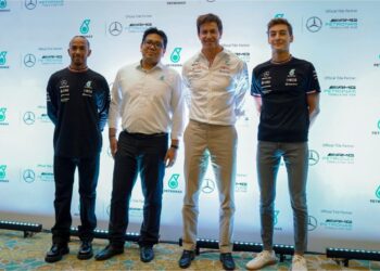 TENGKU Muhammad Taufik Tengku Aziz (dua kiri) bersama Toto Wolff (dua kanan), Lewis Hamilton (kiri) dan George Russell dalam sidang akhbar pembaharuan hakmilik dan perkongsian teknikal antara Petronas dan Pasukan F1 Mercedes-AMG Petronas di Kuala Lumpur, semalam. - UTUSAN/FARIZ RUSADIO