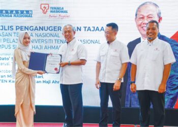 HASAN Arifin menyampaikan surat tawaran tajaan pembiayaan pendidikan TNB kepada seorang pelajar 
di UNITEN Kampus Sultan Haji Ahmad Shah, Bandar Muadzam Shah, Pahang, baru-baru ini.