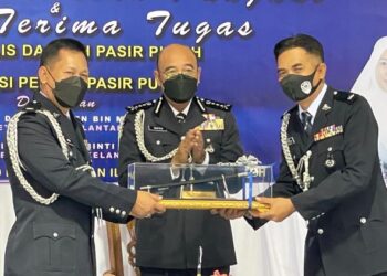 MAJLIS penyerahan tongkat kuasa Ketua Polis Daerah Pasir Puteh membabitkan Mohd. Azmir  Damiri (kiri) kepada Ediansha Endal di IPD Pasir Puteh, Kelantan hari ini. - UTUSAN/TOREK SULONG