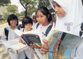 Bahasa rasmi yang dipilih untuk memandaikan anak bangsa dan memajukan negara hendaklah digunakan secara meluas. – GAMBAR HIASAN