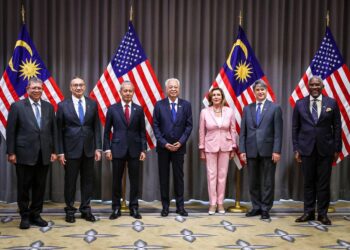 NANCY Pelosi (tiga dari kanan) mengadakan pertemuan bersama Perdana Menteri, Datuk Seri Ismail Sabri Yaakob dan pemimpin negara sempena kunjungan rasmi ke Malaysia.