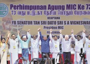 Pengerusi Barisan Nasional (BN), Datuk Seri Dr. Ahmad Zahid Hamidi (tengah) merasmikan Perhimpunan Agung MIC Ke-73, dua tahun lalu. 
Turut kelihatan, S.A. Vigneswaran (enam dari kanan).