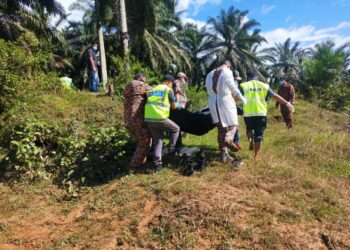 PASUKAN bomba dan anggota polis mengangkat mayat seorang lelaki yang ditemukan di Sungai Jempol, Felda Jengka 4 di Maran, Pahang. - FOTO IHSAN JBPM