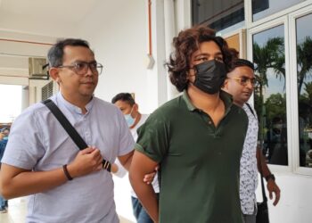 WARGA India, N. Prakash, 24, ketika dihadapkan ke Mahkamah Majistret Bukit Mertajam, Pulau Pinang hari ini atas dakwaan menipu melibatkan kerugian lebih setengah juta ringgit. - PIX: IQBAL HAMDAN