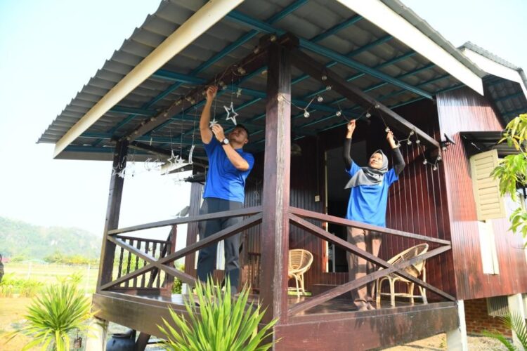 Inap Desa Nampak Sawah, Bukit Penuh Musim Raya