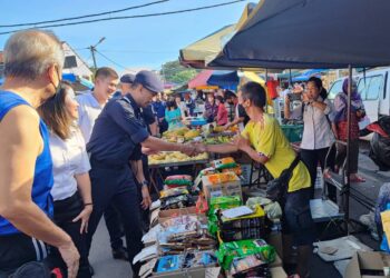 MOHD. SHUHAILY Mohd. Zain ketika sesi 'walkabout' pencegahan jenayah di pasar awam Jelutong, Pulau Pinang hari ini.